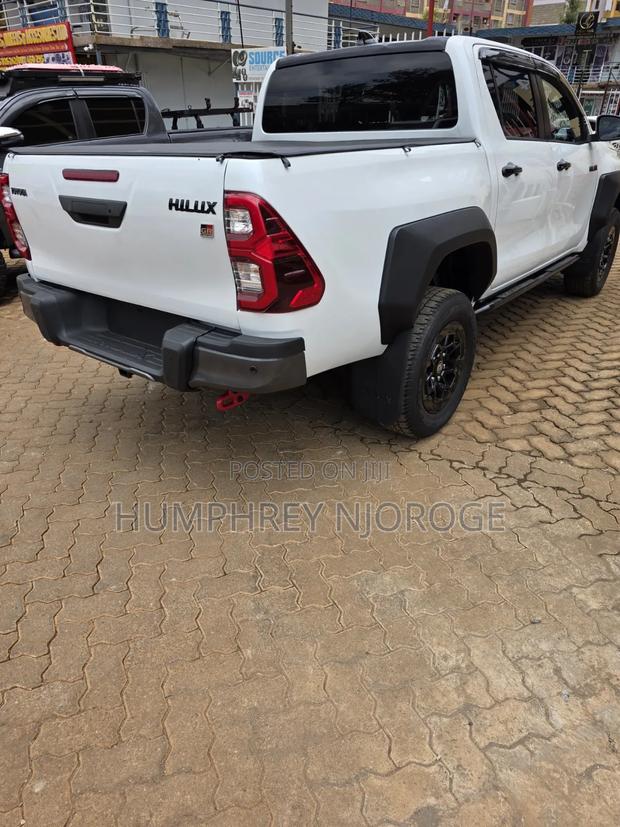 Toyota Hilux 2024 White