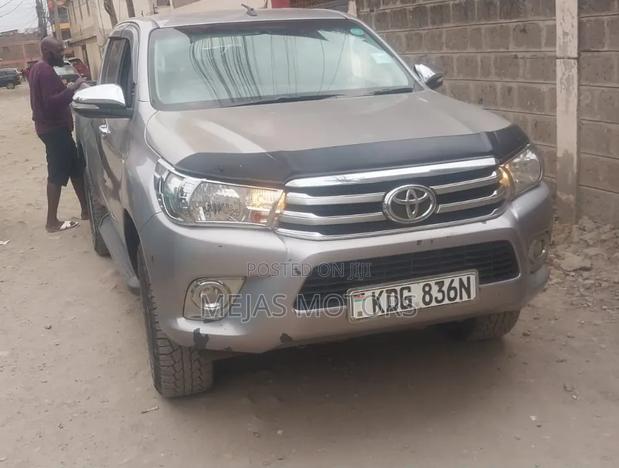 Toyota Hilux 2016 Gray