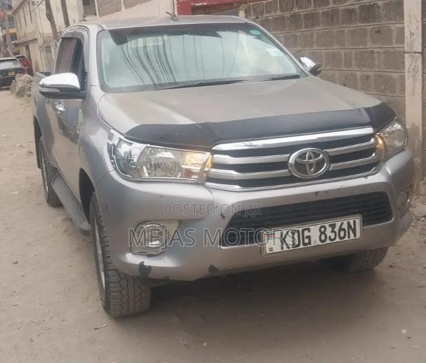 Toyota Hilux 2016 Gray