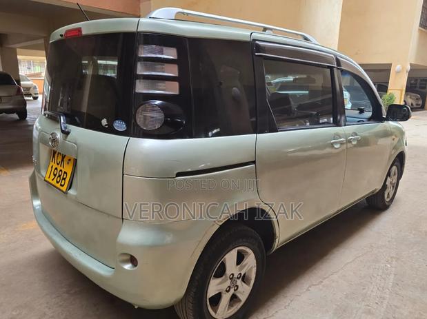 Toyota Sienta 2009 Green
