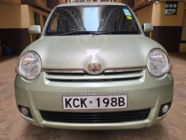 Toyota Sienta 2009 Green