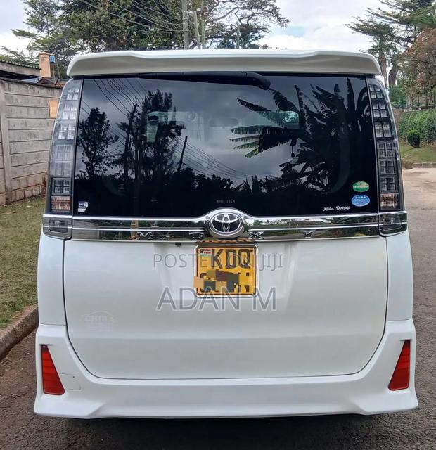 Toyota Voxy V 2WD 8-Seater 2017 White