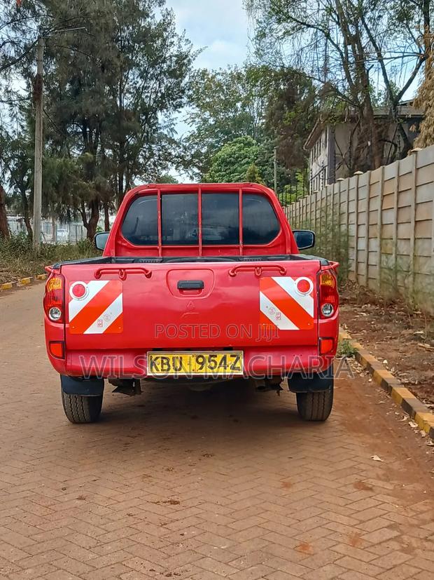 Mitsubishi L200 2012 Red
