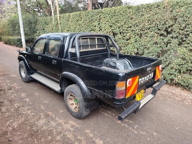 Toyota Hilux 2003 Black