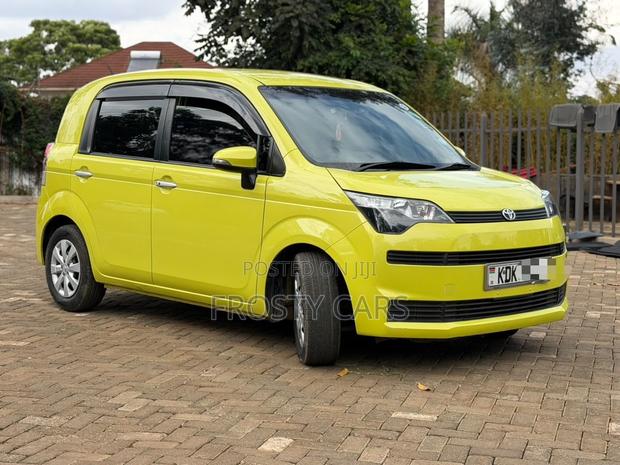 Toyota Spade 1.5 2015 Red