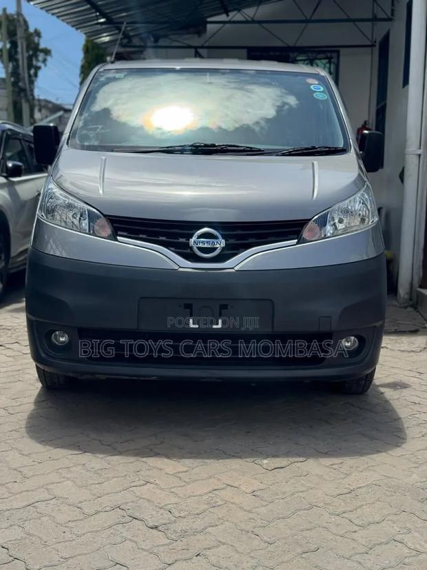 Nissan NV350 2019 Gray