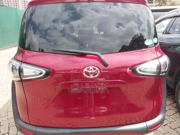 Toyota Sienta 2019 Red