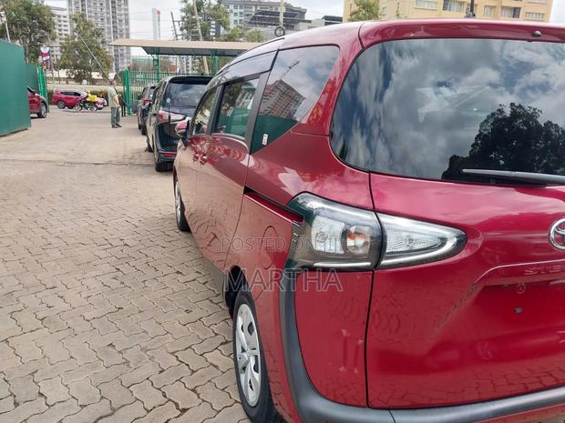 Toyota Sienta 2019 Red