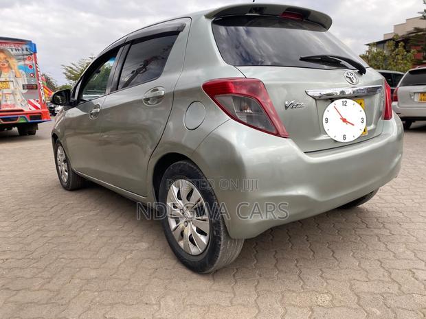 Toyota Vitz 1.3 FWD 5dr 2012 Silver