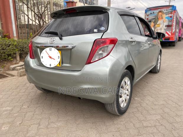 Toyota Vitz 1.3 FWD 5dr 2012 Silver