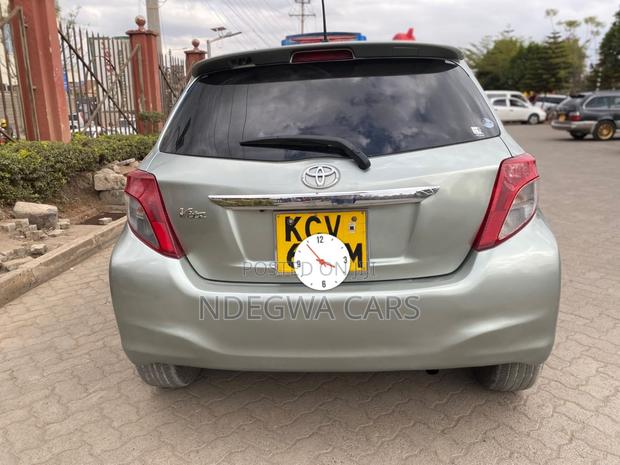 Toyota Vitz 1.3 FWD 5dr 2012 Silver