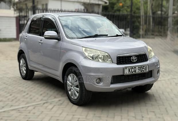 Toyota Rush 2011 Silver