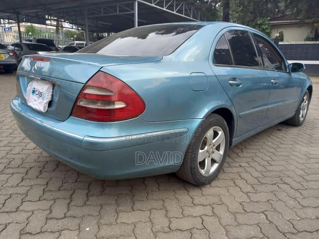 Mercedes-Benz E200 2004 Blue
