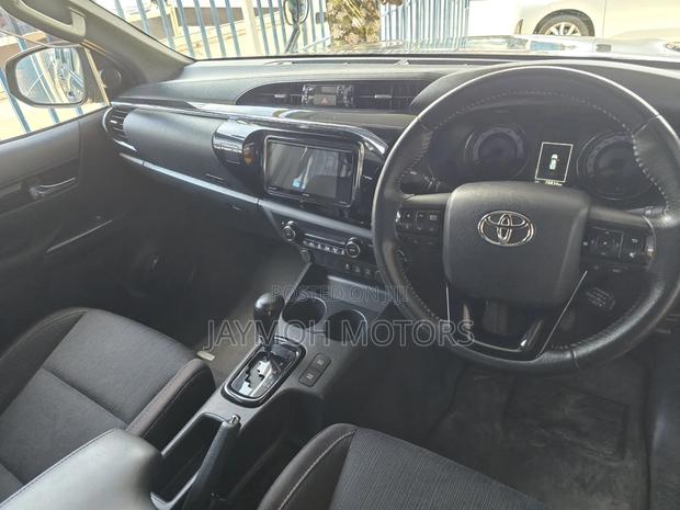 Toyota Hilux 2021 Black