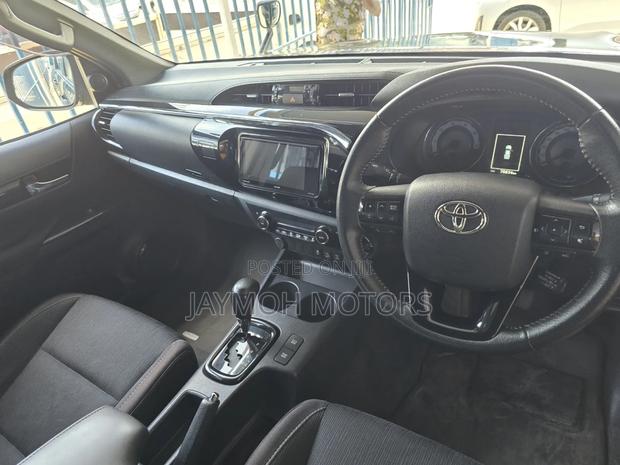 Toyota Hilux 2021 Black