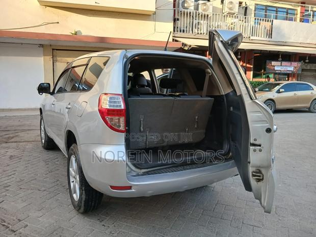 Toyota Vanguard 2010 Silver