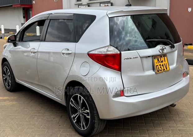 Toyota Ractis 1.5 FWD 2012 Silver