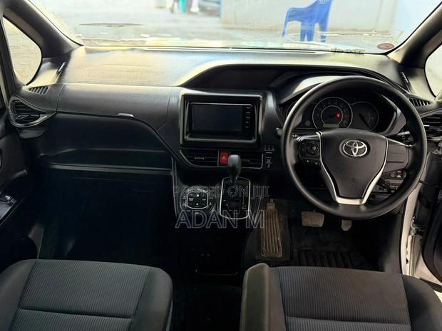 Toyota Voxy 2019 Silver