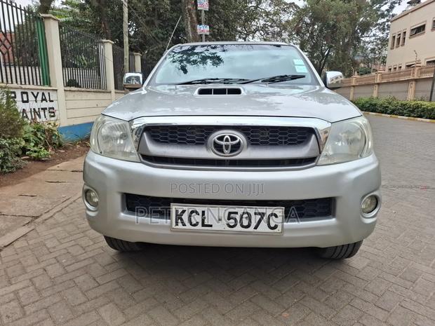 Toyota Hilux 2.5 D-4D SRX 2010 Gray