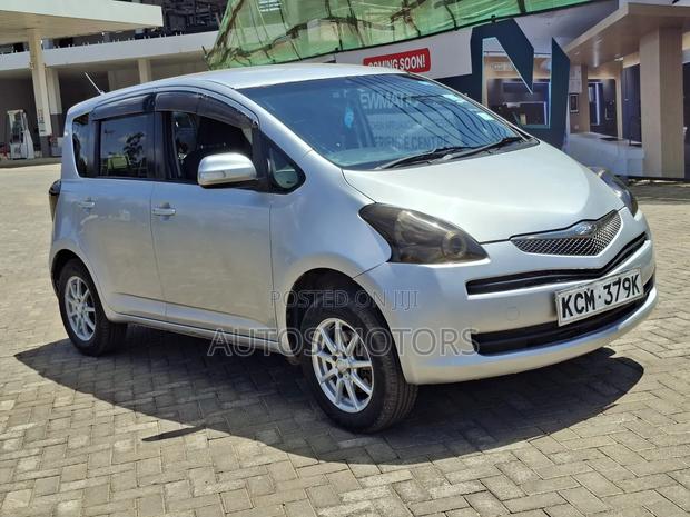 Toyota Ractis 1.3 FWD 2010 Silver