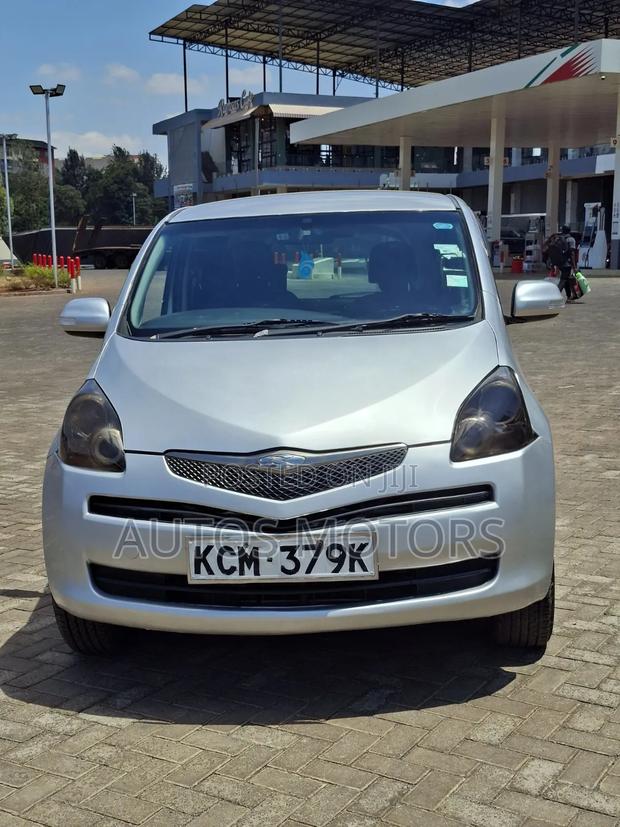 Toyota Ractis 1.3 FWD 2010 Silver