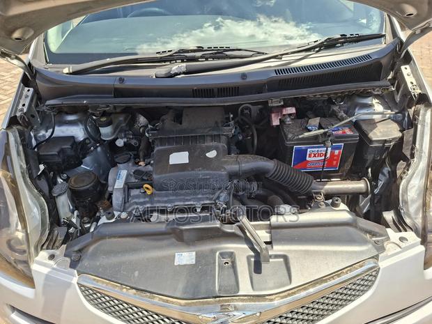 Toyota Ractis 1.3 FWD 2010 Silver