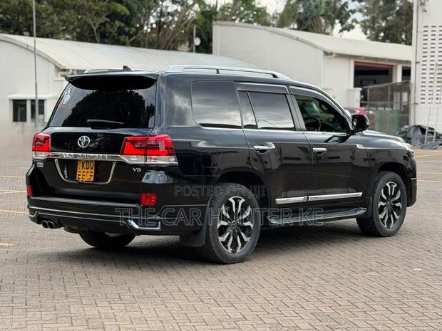 Toyota Land Cruiser 4.6 V8 ZX 2017 Black