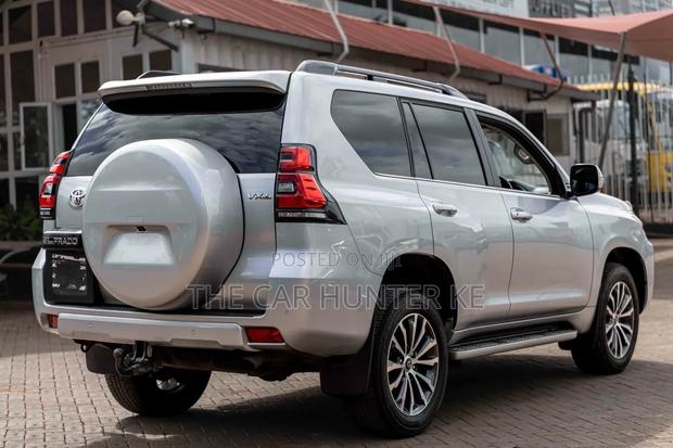 Toyota Land Cruiser Prado 2.8 2023 Silver