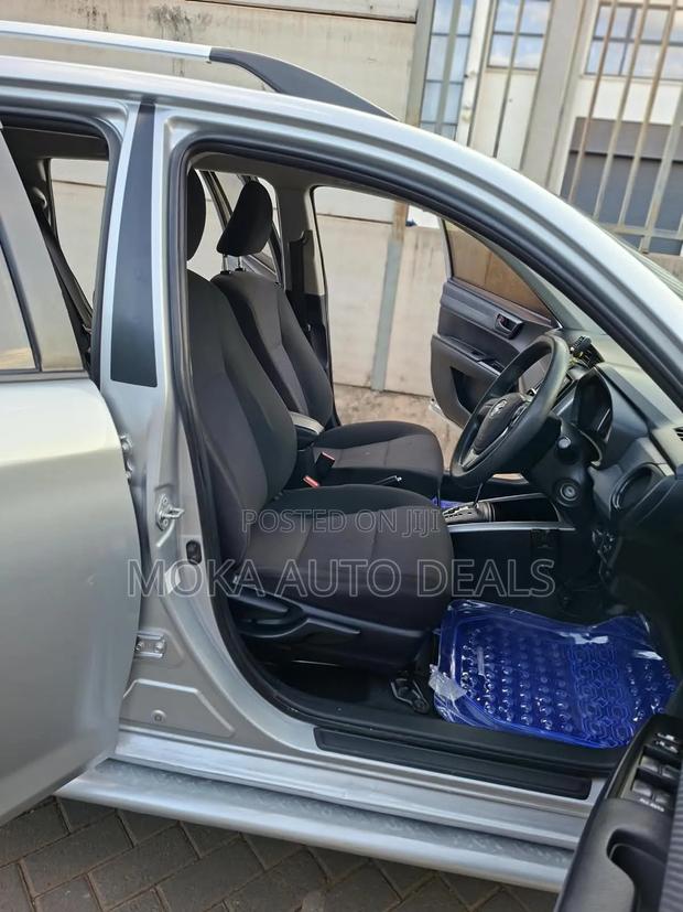 Toyota Corolla Fielder 1.5 Hybrid FWD 2015 Silver