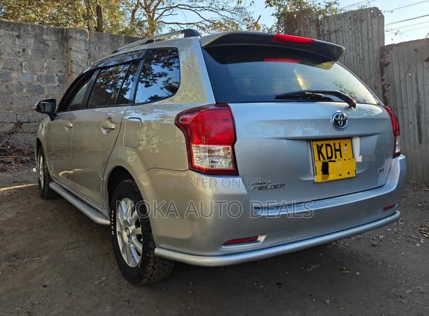 Toyota Corolla Fielder 1.5 Hybrid FWD 2015 Silver