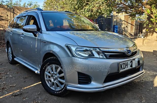 Toyota Corolla Fielder 1.5 Hybrid FWD 2015 Silver