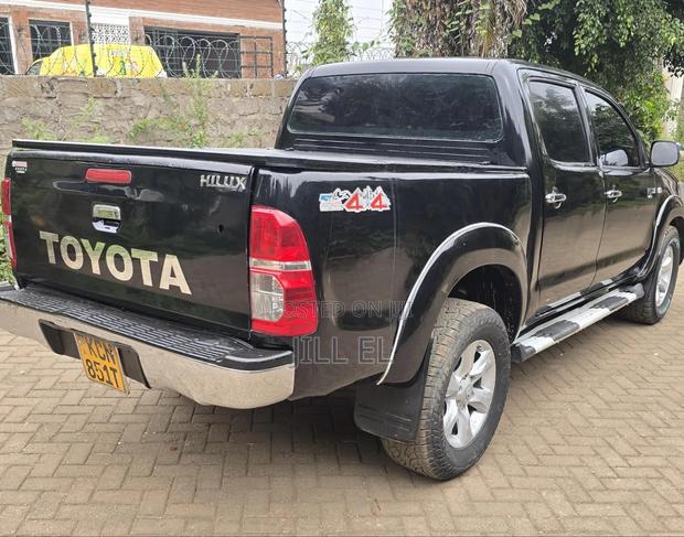 Toyota Hilux 2010 Black