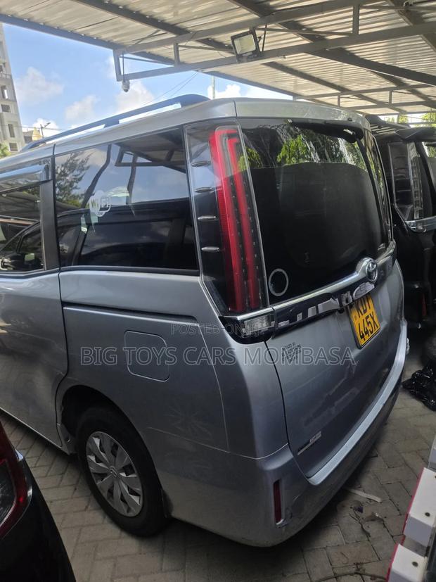 Toyota Noah 2019 Silver