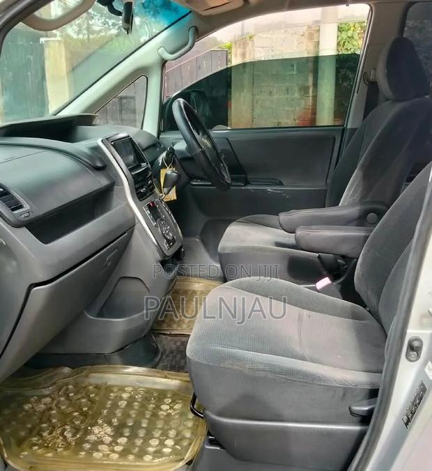 Toyota Voxy 2008