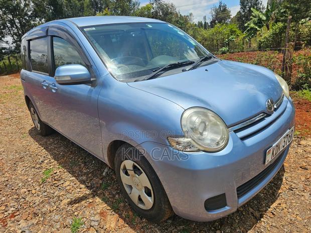 Toyota Sienta 1.5 FWD (6-seater) 2015 Blue