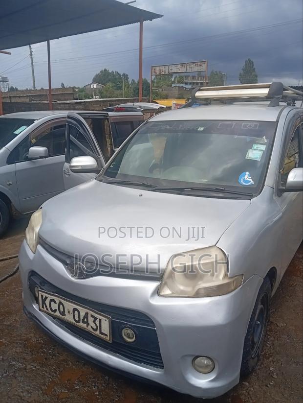 Toyota Sienta 2012 Silver