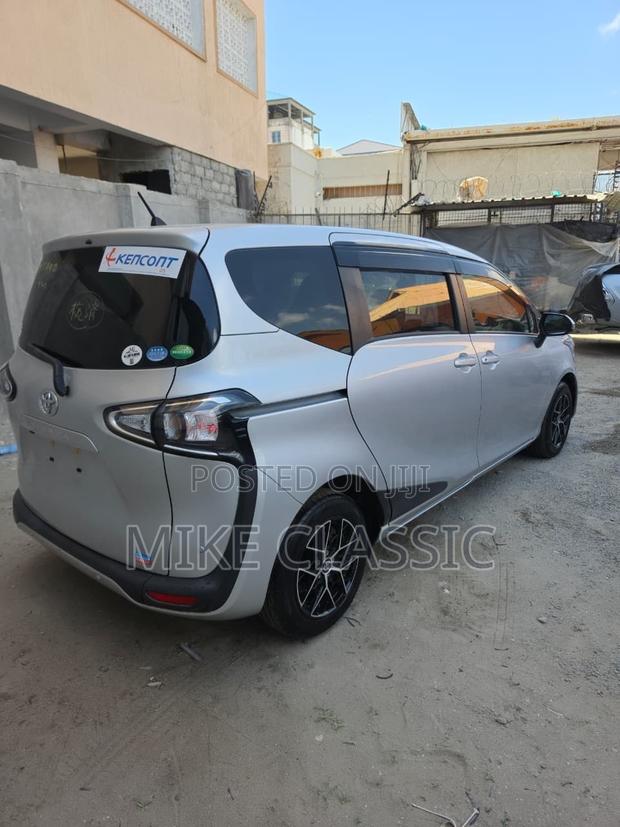Toyota Sienta 2019 Silver