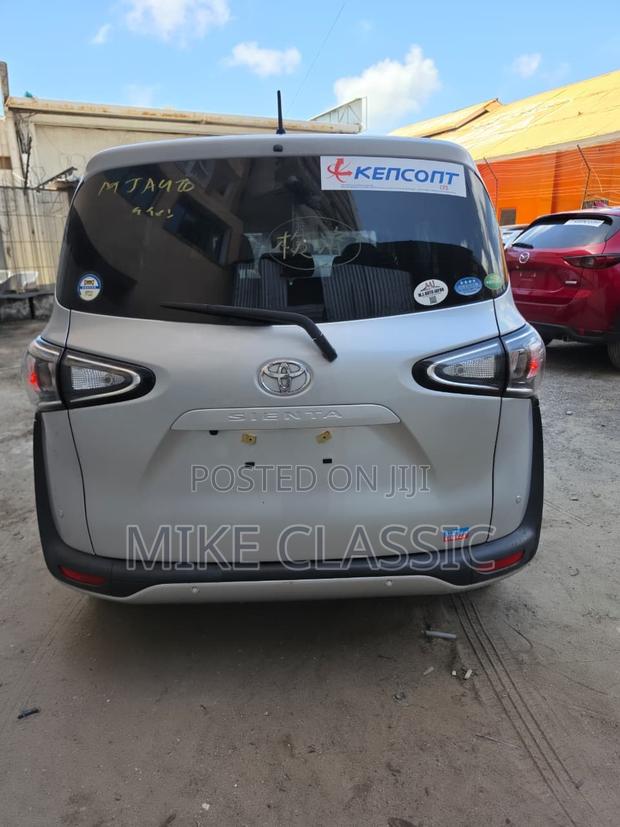 Toyota Sienta 2019 Silver