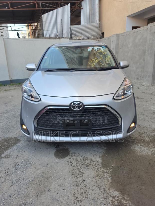 Toyota Sienta 2019 Silver