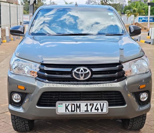 Toyota Hilux 2023 Gray