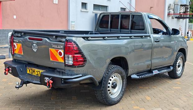 Toyota Hilux 2023 Gray