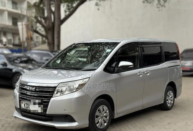 Toyota Noah 2017 Silver