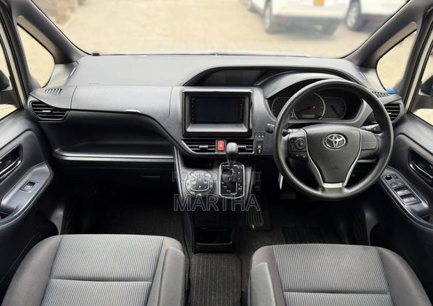 Toyota Noah 2017 Silver