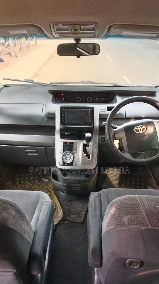 Toyota Voxy V 2WD 7-Seater 2010 Silver