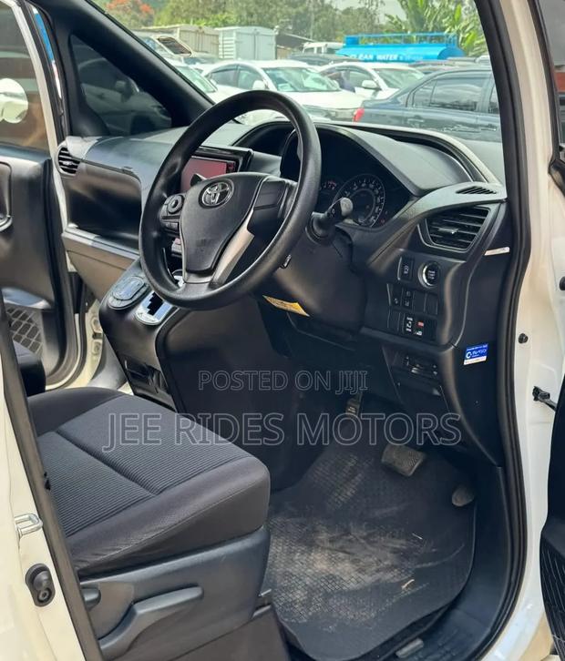 Toyota Noah 2018 White