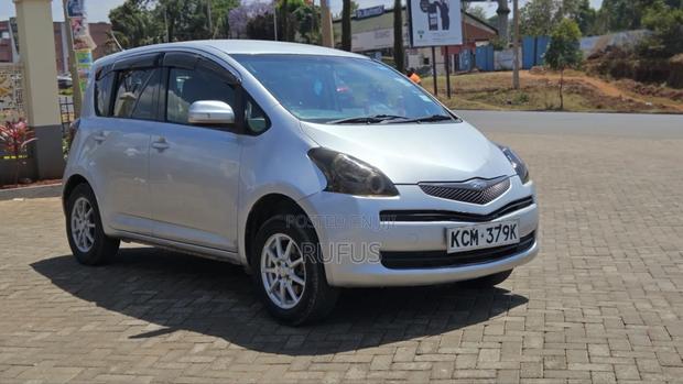 Toyota Ractis 1.3 FWD 2010 Silver