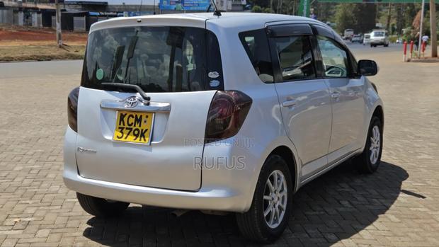 Toyota Ractis 1.3 FWD 2010 Silver