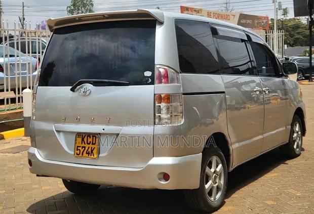 Toyota Noah 2.0 143hp AWD (8 Seater) 2008 Silver