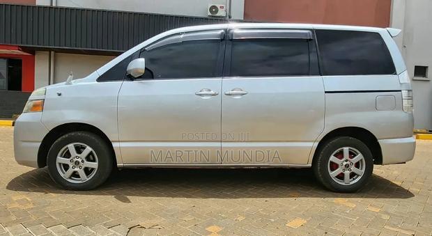 Toyota Noah 2.0 143hp AWD (8 Seater) 2008 Silver
