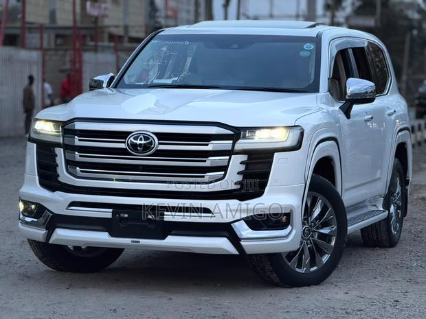 Toyota Land Cruiser LC300 2021 White